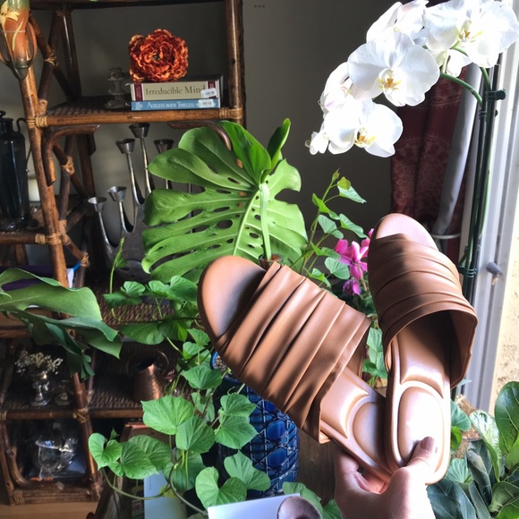 MARC FISHER New “OSWIN RUCHED SLIDE NATURAL” W/ BOX 7M - Picture 2 of 6